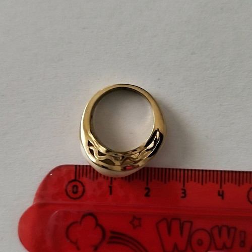 Loisir ring like new, beige and gold tone