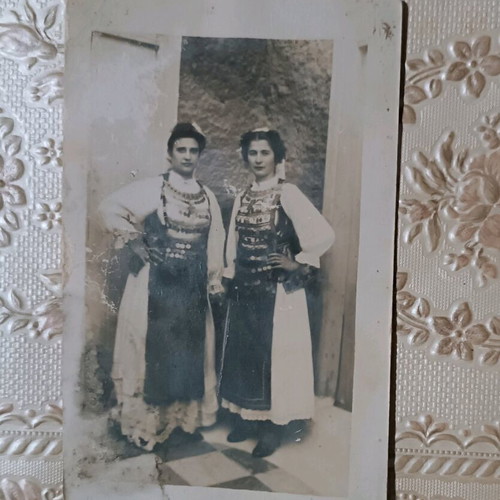 Παλιά φωτογραφία γυναικών με παραδοσιακές φορεσιές μεταχειρισμένη