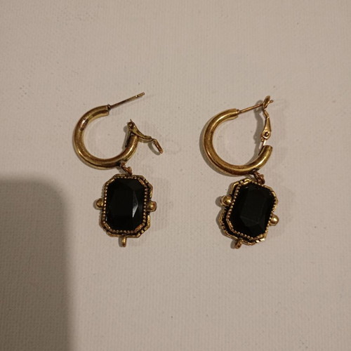 Women's earrings used with black stone and gold details