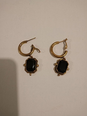 Women's earrings used with black stone and gold details