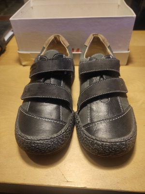 Mouger kids shoes size 28 like new, black and gray