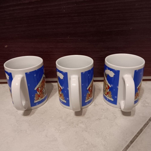 Set of 3 Christmas mugs like new