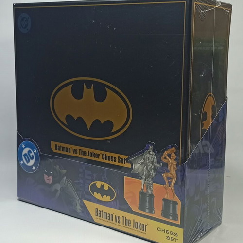 Batman vs The Joker Chess Set new, 32 pieces with foldable board