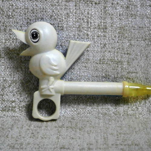 Singing bird whistles new, pack of 7 plastic vintage birds