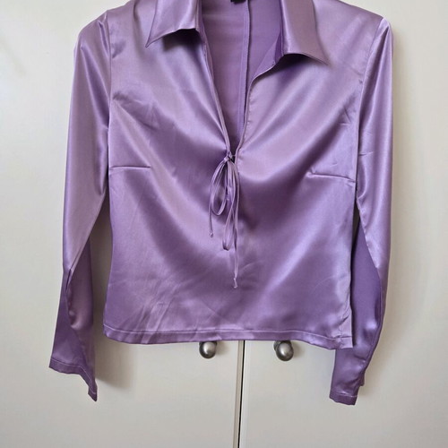 Satin shirt Te quiero like new, size medium, purple