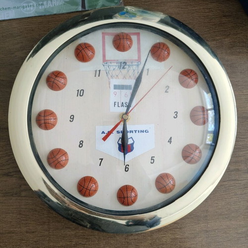 Vintage Sporting wall clock like new, analog