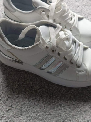 White athletic sneakers like new, size 39 with silver stripes