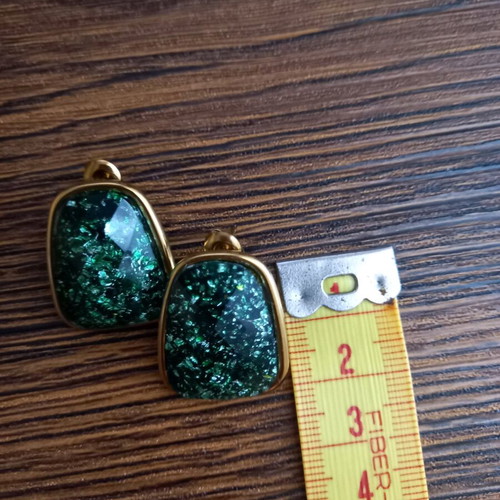 Earrings with green stone and gold frame new