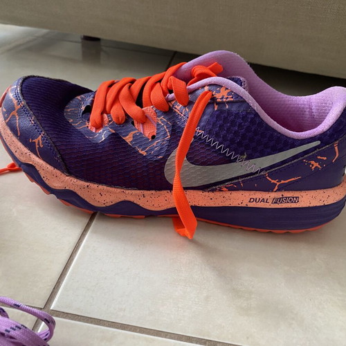 Nike women's athletic shoes size 40 used with lilac laces and extra orange set