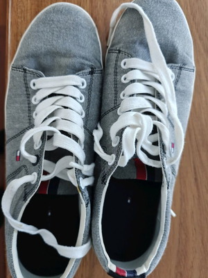 Tommy Hilfiger shoes used, size 42, gray casual