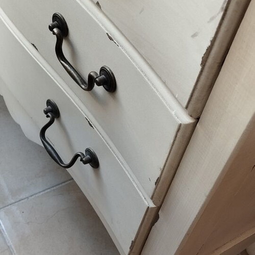 Vintage wooden dresser like new with 3 drawers and metal handles