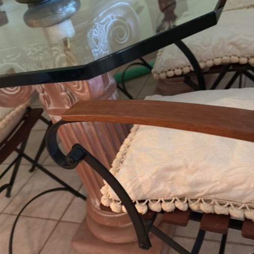 Dining set with six chairs like new, glass top and black frame