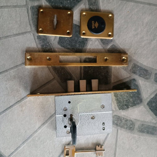 Cisa lock bolt used with three locking pins and two keys