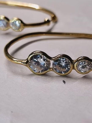 Oval gold 585 earrings with four dazzling zircons new