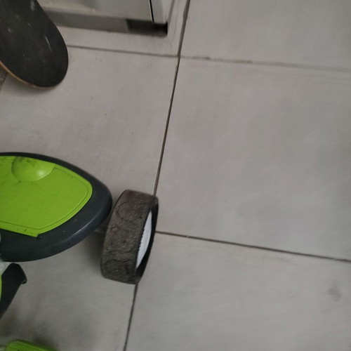 Children's tricycle like new with two compartments and like new wheels