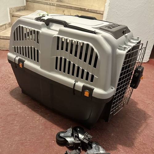 Carrier for medium-sized dogs with wheels like new