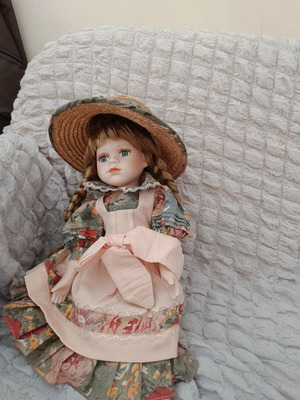 Collectible porcelain doll with straw hat 40 cm, used