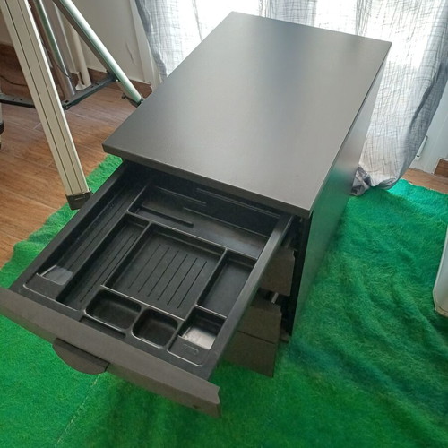 Professional drawer unit with 3 shelves like new