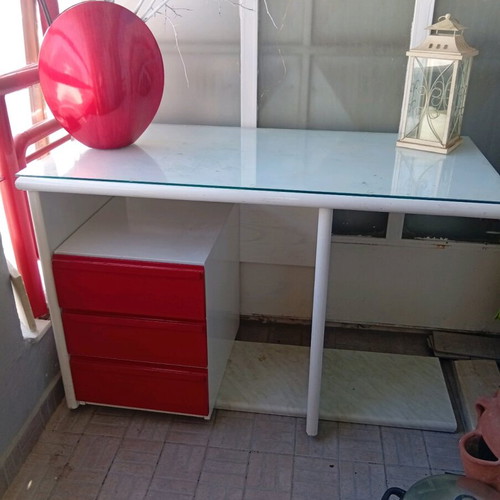 Desk lacquer white red with glass top like new by Malles