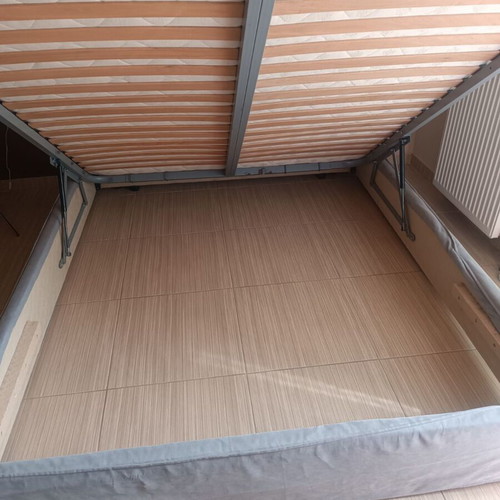 Double bed with lifting mechanism and storage, like new, with mattress