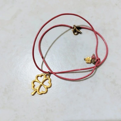 Four-leaf clover charm necklace with coral leather