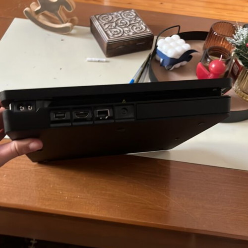 PlayStation 4 slim 500GB σαν καινούργιο με extra SSD 1TB και 6 παιχνίδια