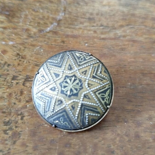 Damascene brooch like new, traditional Toledo design, 1960