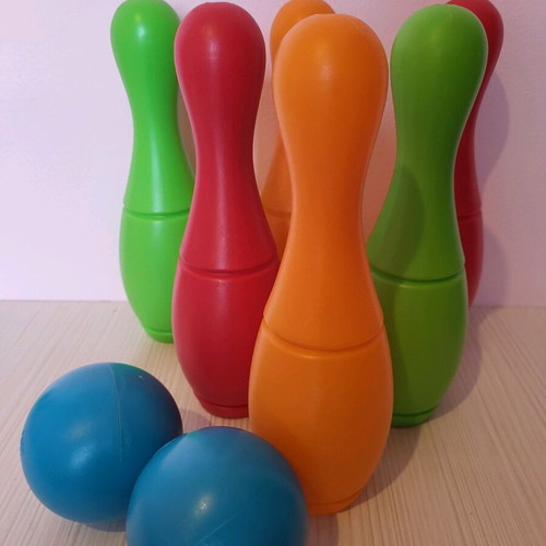 Bowling pins set of 6 with 2 balls like new