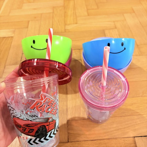 Set of 2 plastic cups and 4 serving bowls for kids like new