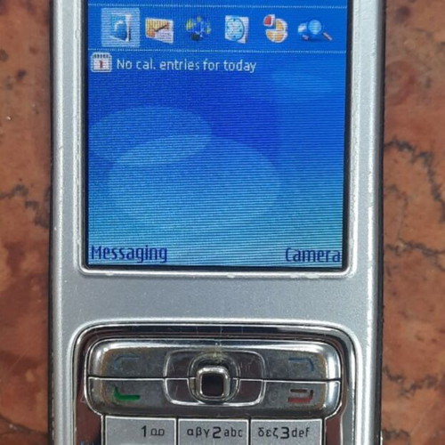 Nokia N73 64MB silver phone like new with charger
