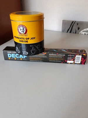 Espresso Decaf capsules and storage tin