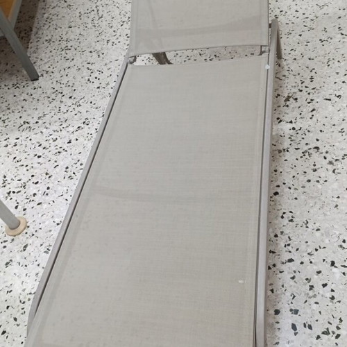 Pool sun lounger with recline like new