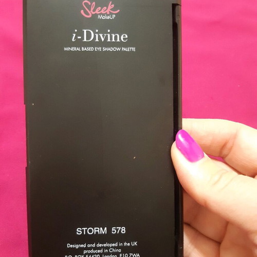 Sleek eyeshadow palette like new with velvety texture