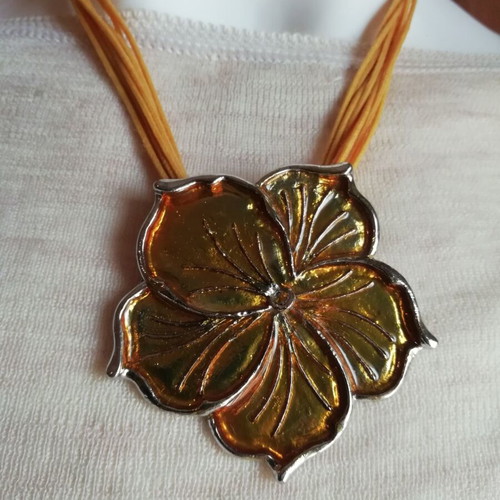 Steel flower necklace yellow to gold, new with 9 cords