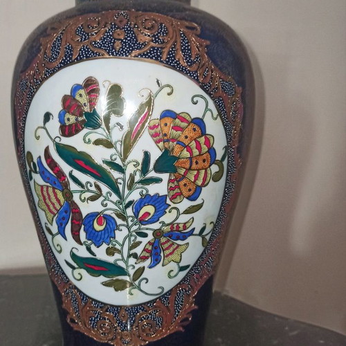 Fine Porcelain vases in excellent condition, set of 2, 36 and 37 cm tall