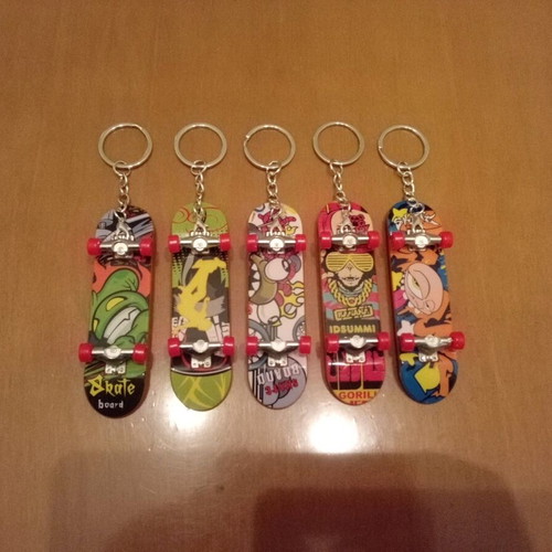 Skateboard keychain new, set of 5 different styles