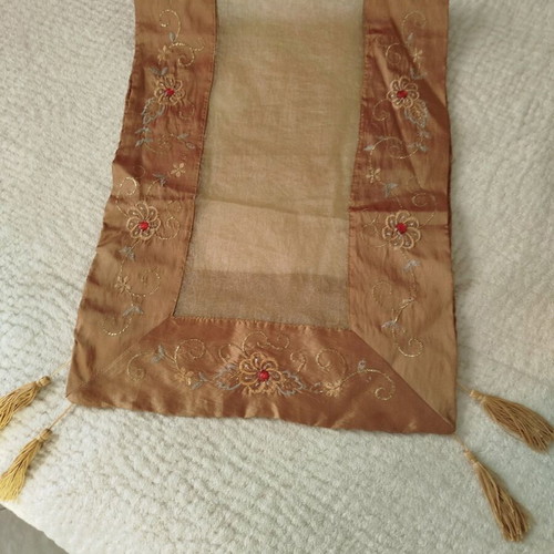 Table runner like new, dimensions 42x105