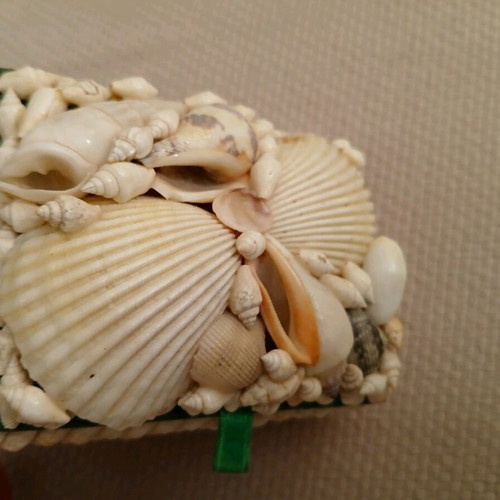 Vintage jewelry box decorative with shells like new