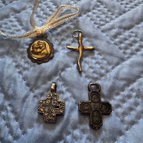 Crosses and amulet used, pack of 4 pieces