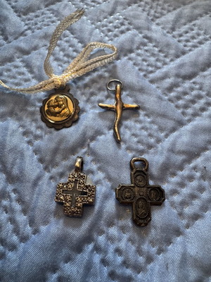 Crosses and amulet used, pack of 4 pieces