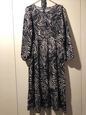 Black and white midi dress like new with fabric belt