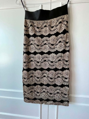 Skirt black with gold embroidered flowers, like new, knee-length