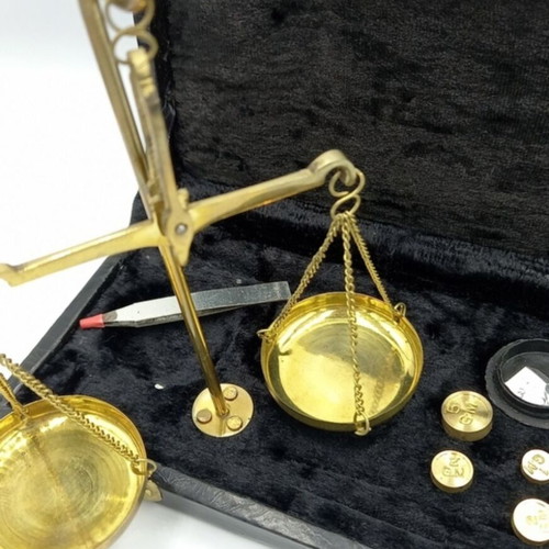 Pocket scale like new in its box with micrograms