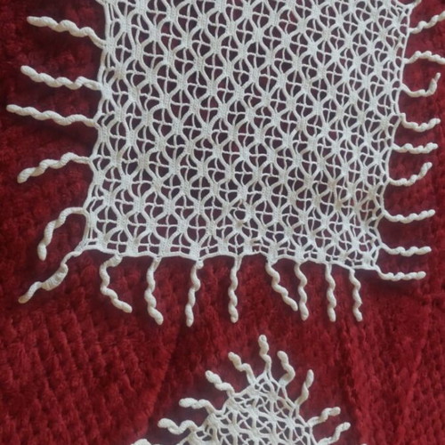 Handmade napkins set of 2 like new, sizes 24x24 and 12x12