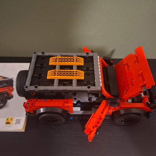 Lego Technic Ford Bronco like new, 943 pieces for ages 9+