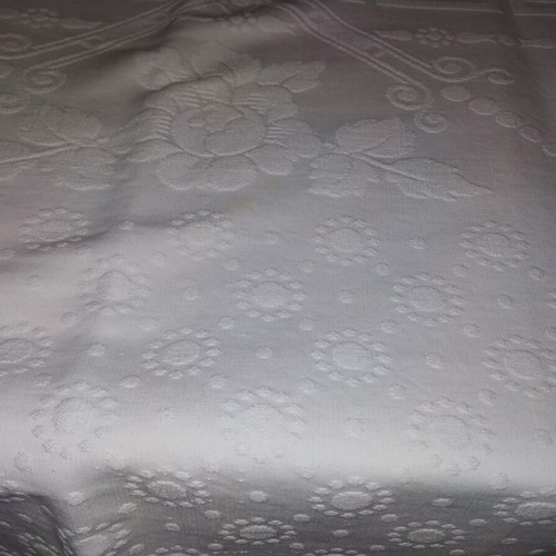 Piqué blanket like new for double bed with yellowing marks