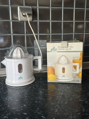 Electric juicer 500 ml, 230V 20W, unused
