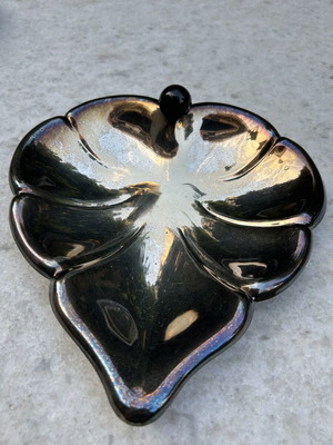 Metal leaf-shaped decorative plate