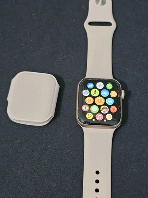 Apple Watch 5 44mm gold used with cracked glass and two straps
