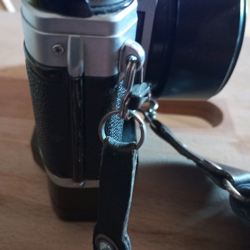 Canon AT-1 SLR μεταχειρισμένη με φακό Canon Lens FD 50mm 1:1.8, φλας Achiever και ιμάντα